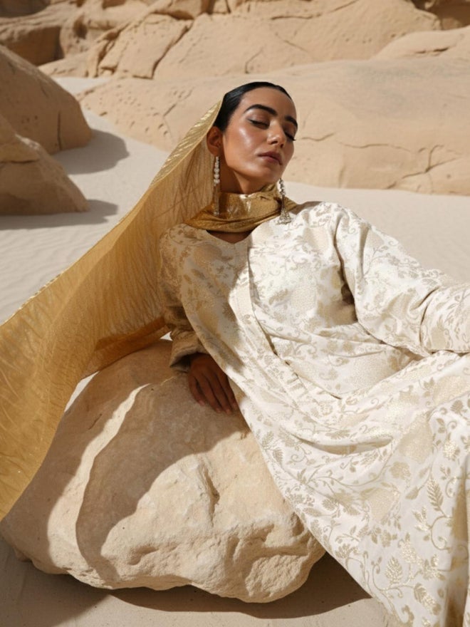 ISHIN White Relaxed Jacquard Abaya with Crinkled Hijab - Image 2